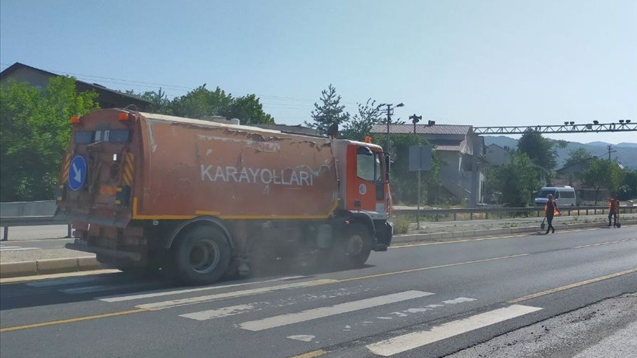 Bolu Dağı Geçişinde Yol Güvenliği İçin Temizlik Çalışması