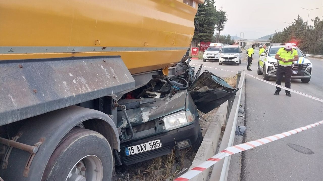 Bucak'ta Park Halindeki Dorseye Çarpan Otomobilde Kanlı Kaza