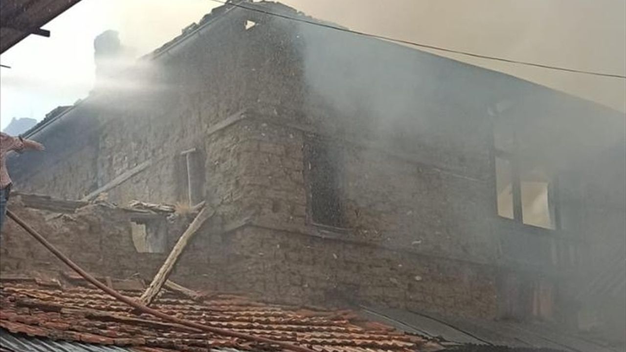Burdur'da Çıkan Yangında 2 Ev Kullanılamaz Hale Geldi