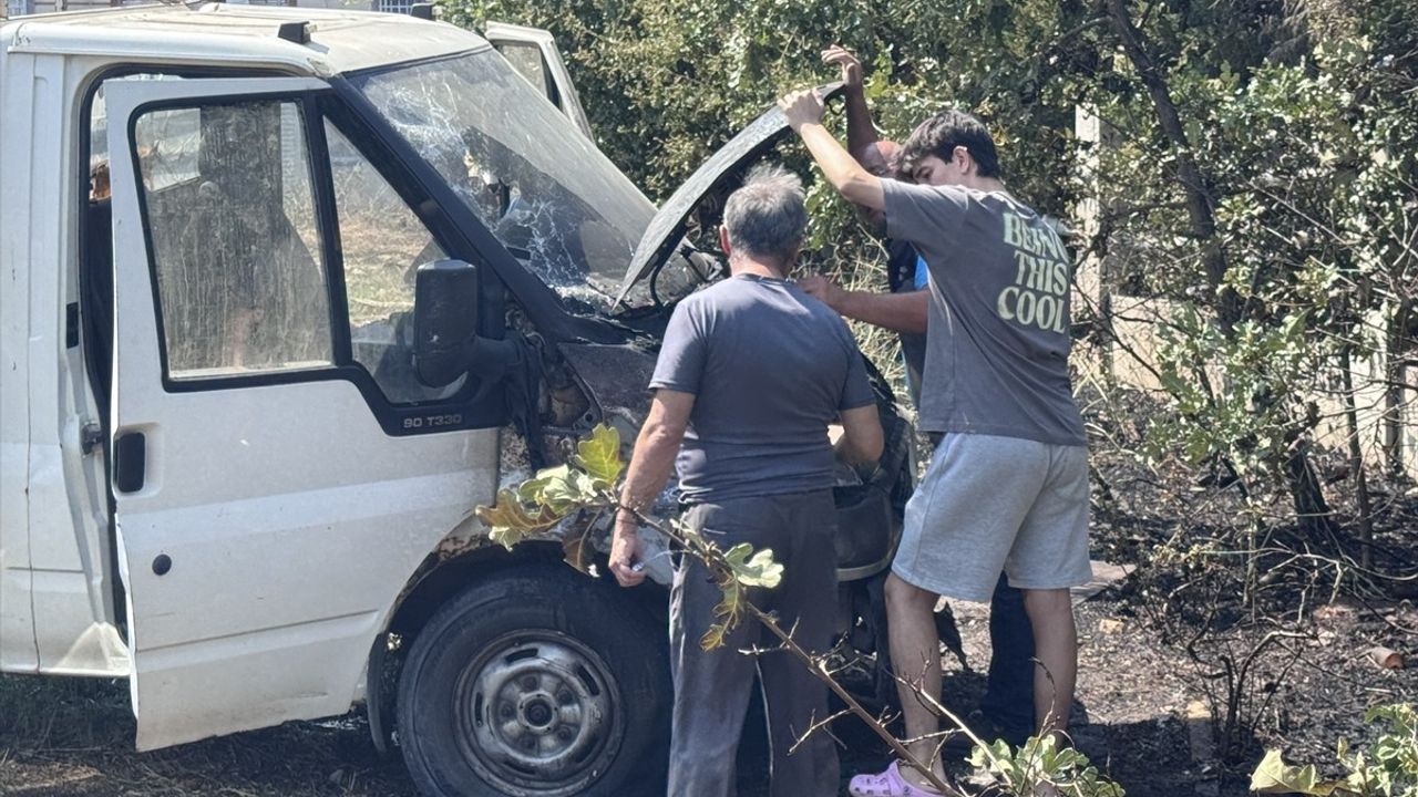 Bursa'da Otluk Alanda Yangın: 2 Araç Zarar Gördü