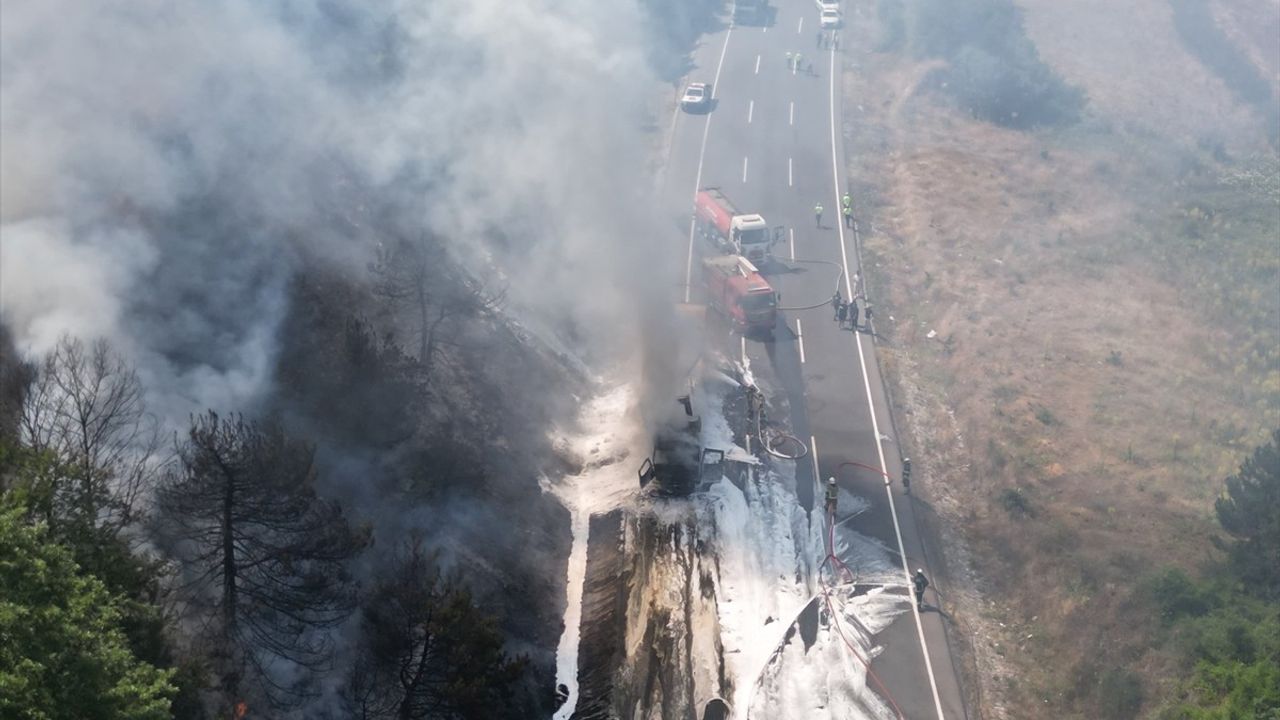 Bursa'da Tır Yangını Ormanlık Alana Sıçradı