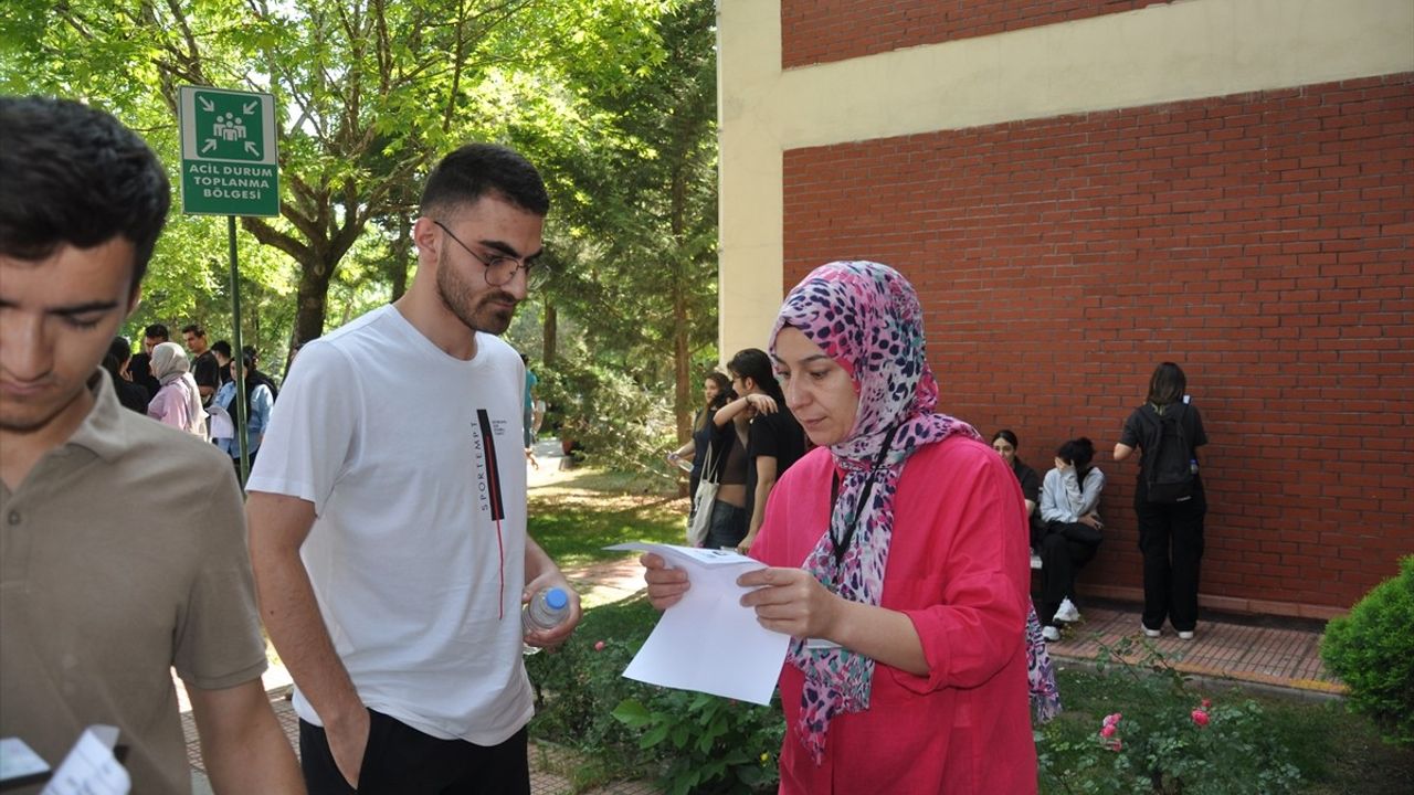 Bursa ve Çevresinde YKS'nin İlk Oturumu Başladı