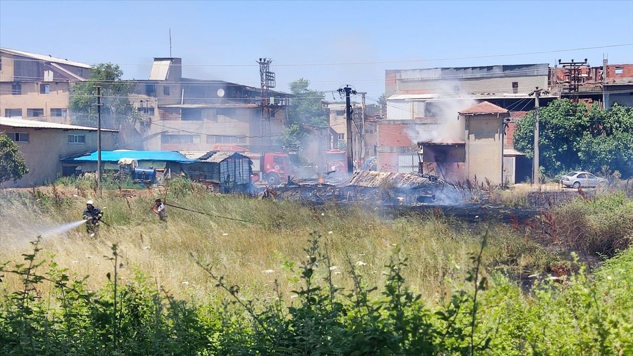 Çanakkale Biga'daki Depodan Yükselen Yangın Kontrol Altına Alındı