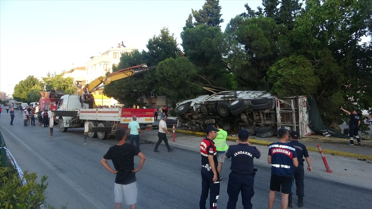 Çanakkale'de Freni Boşalan Kamyon Kaza Yaptı