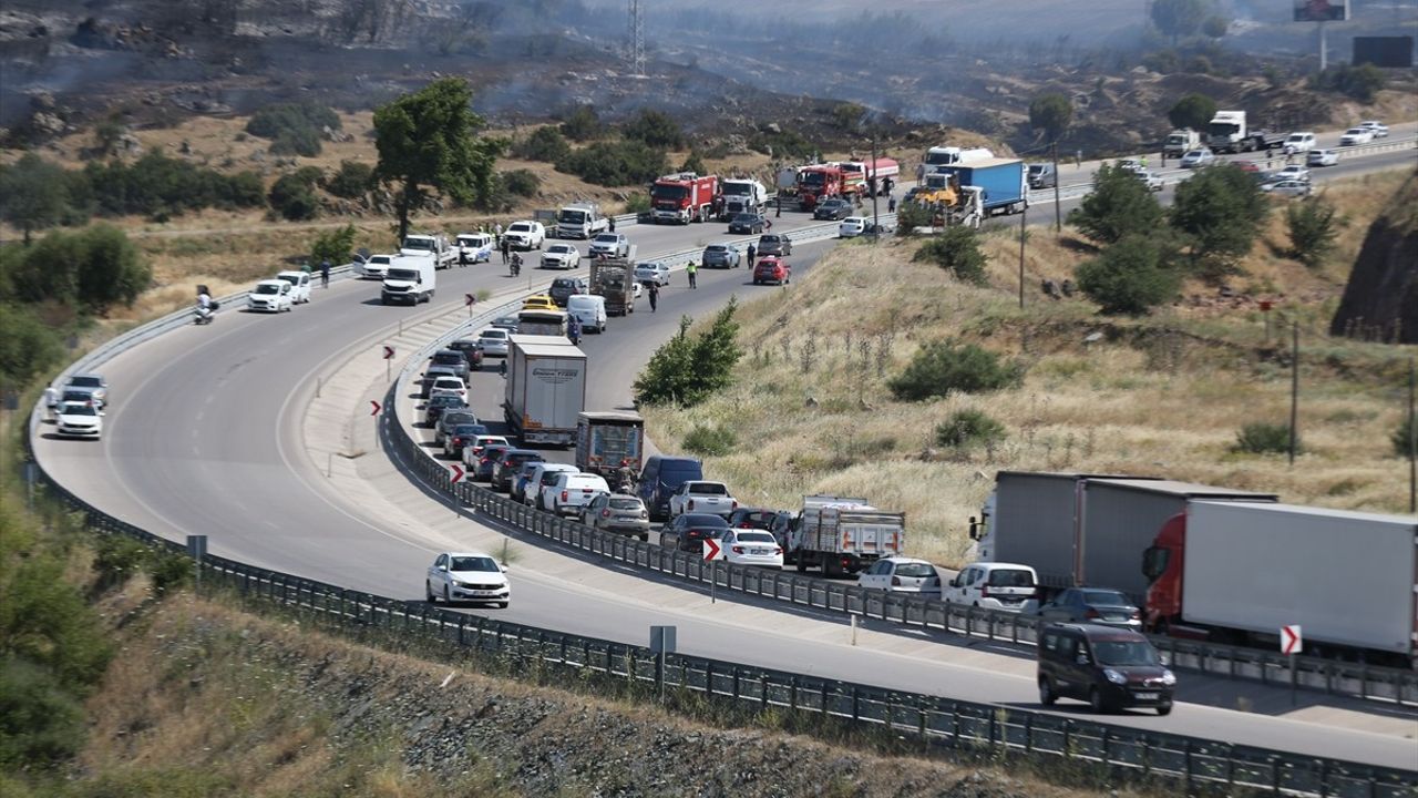 Çanakkale'de Ormanlık Alanda Yangın Söndürme Çalışmaları Devam Ediyor