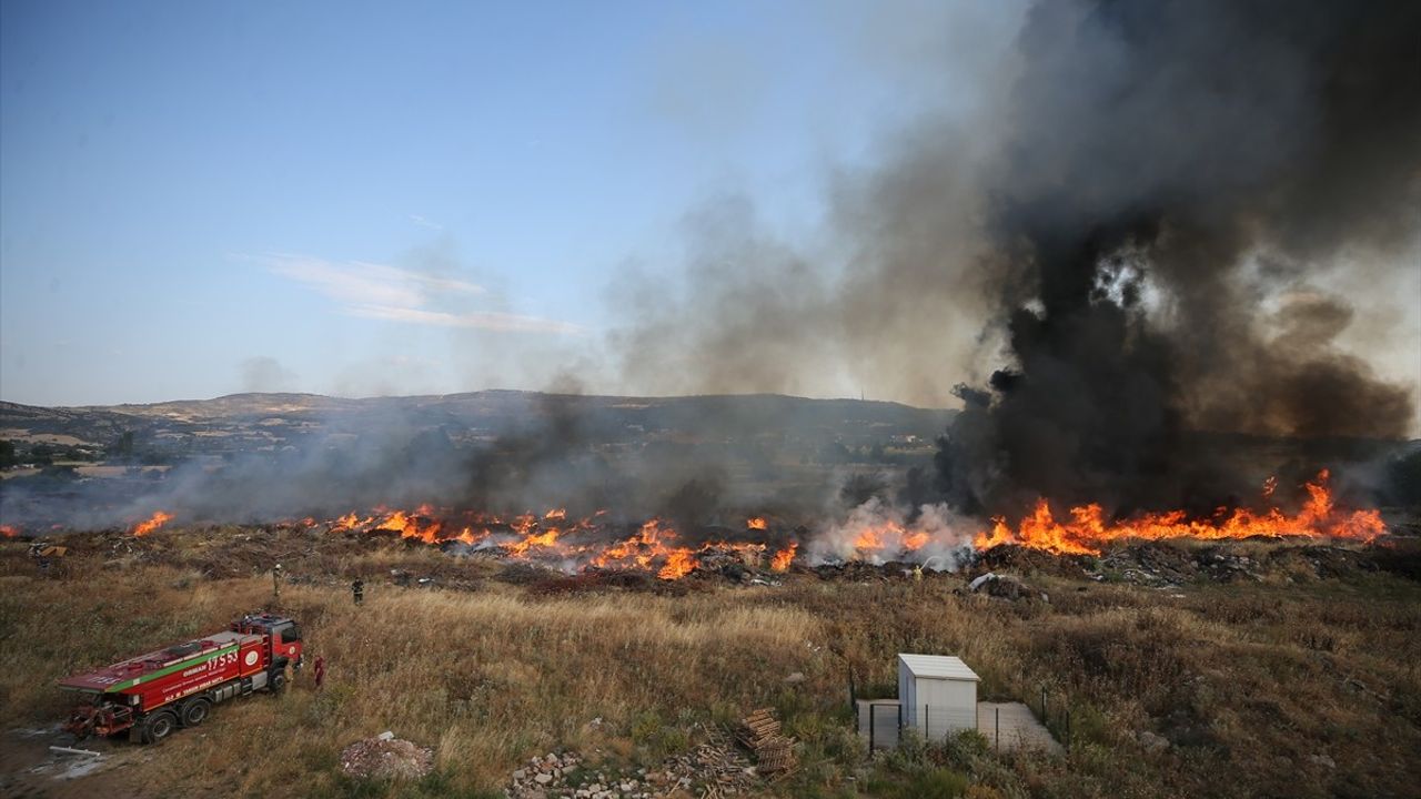 Çanakkale'de Otluk Alanda Yangın Kontrol Altına Alındı