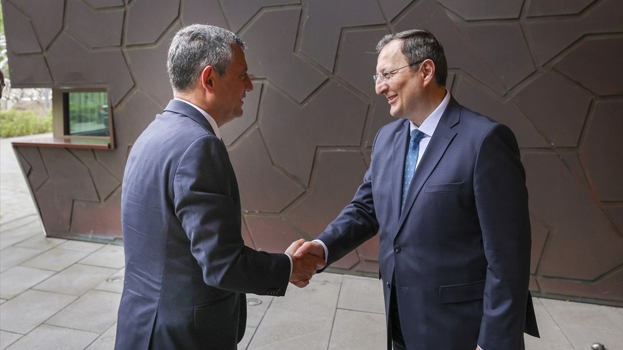 CHP Genel Başkanı Özgür Özel Berlin'de Büyükelçi Gökhan Turan ile Buluştu