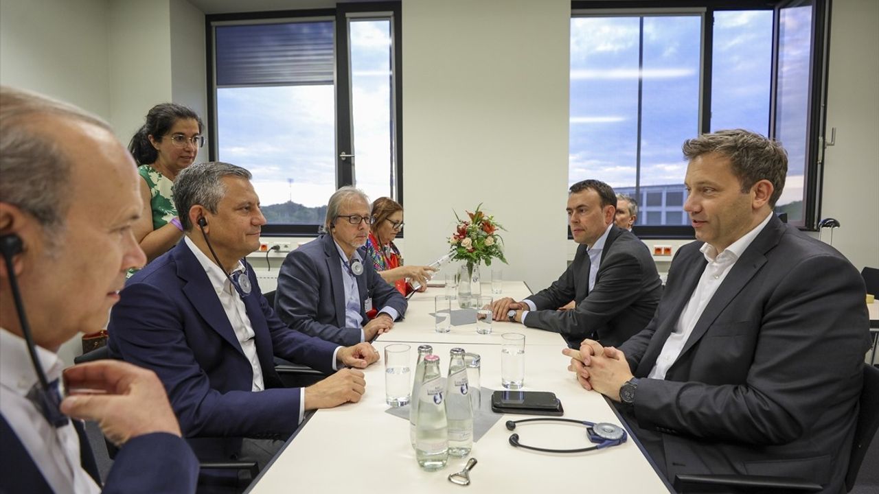 CHP Genel Başkanı Özgür Özel Berlin'de Temaslarda Bulundu