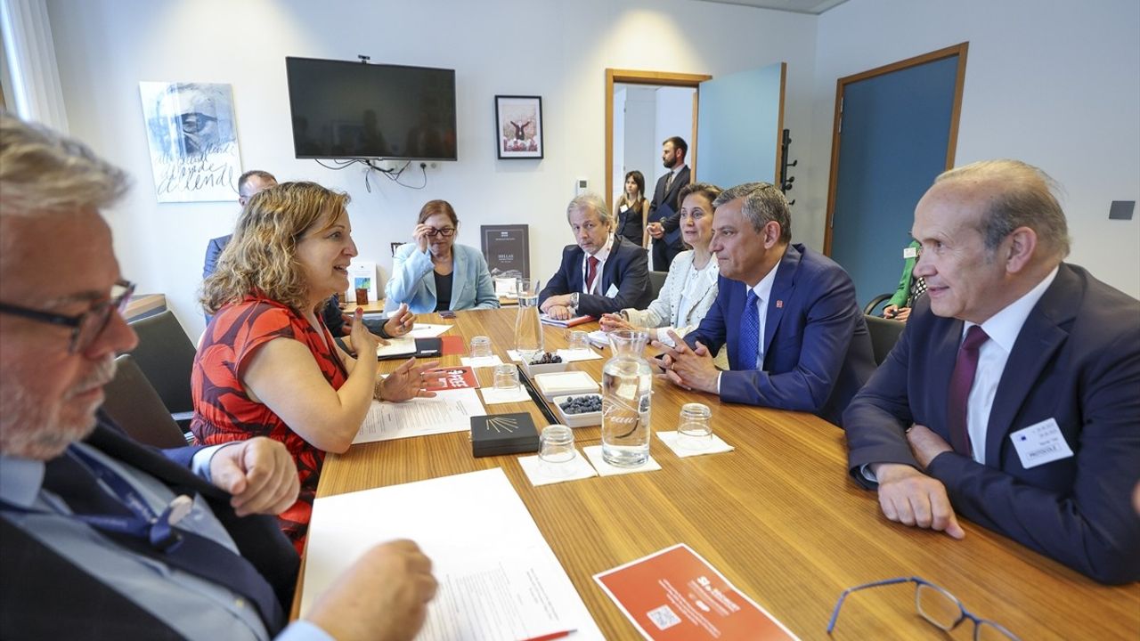 CHP Genel Başkanı Özgür Özel Brüksel'de Temaslarda Bulundu