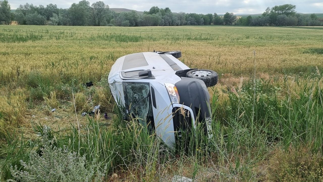 Çorum'da Minibüs Devrildi: 17 Yaralı