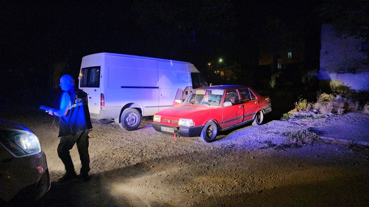 Çorum'da Park Halindeki Araba Hırsızlığı: İki Zanlı Yakalandı