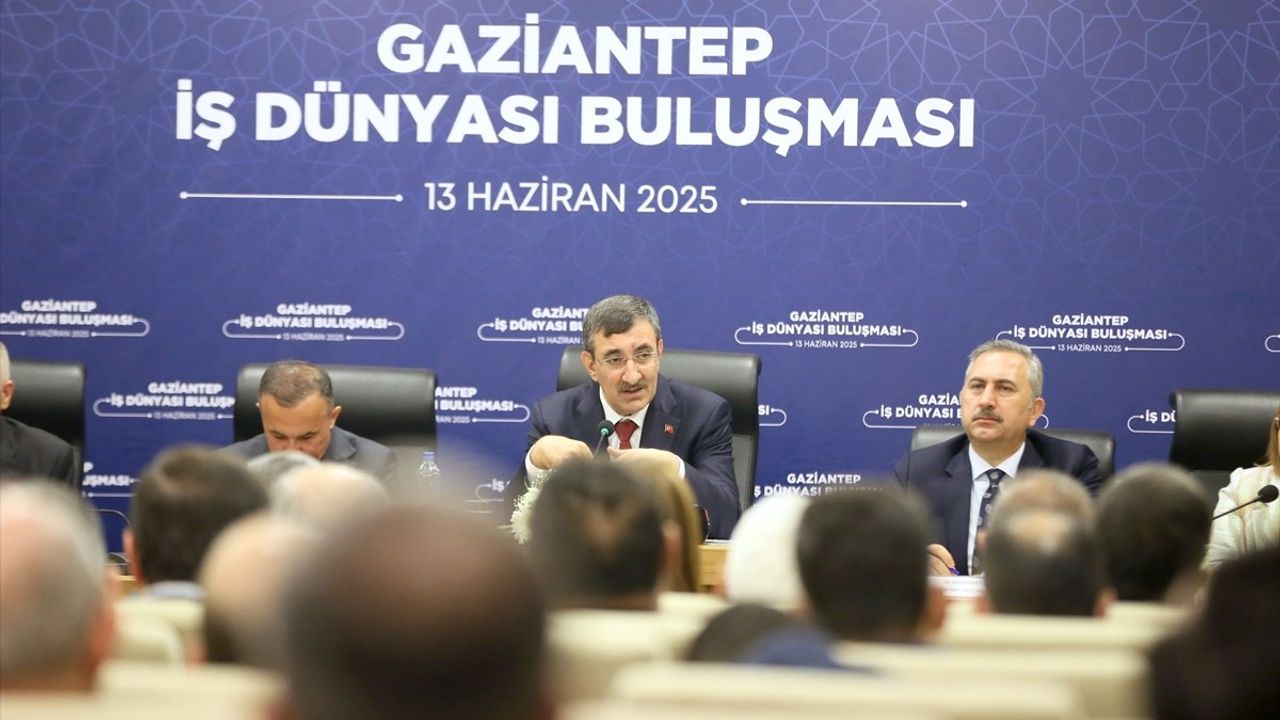 Cumhurbaşkanı Yardımcısı Cevdet Yılmaz Gaziantep'te Sanayicilerle Buluştu