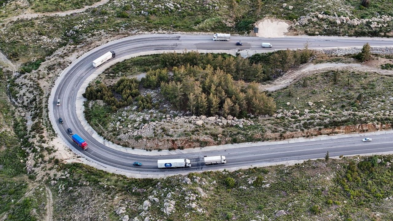 Demirkapı Tüneli'nin Kıvrımlı Yol Görüntüleri Dronla Elde Edildi