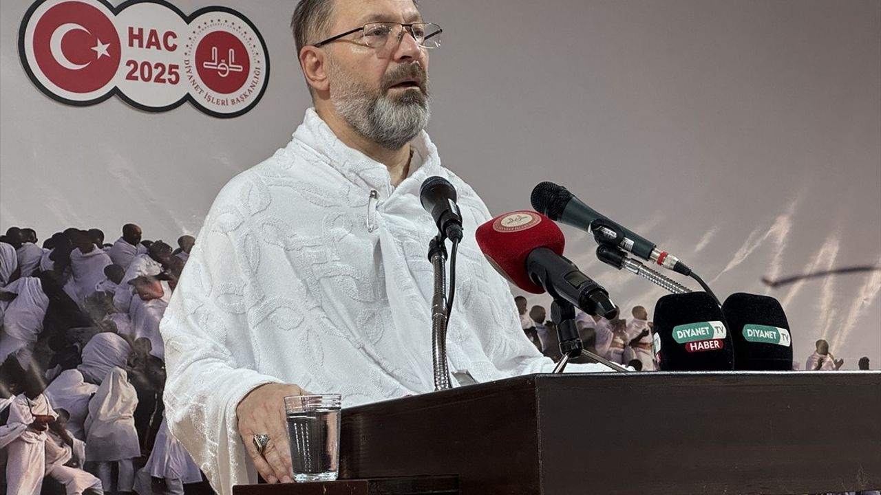 Diyanet Başkanı Erbaş, Arafat'ta Vakfe Duası Yaptı
