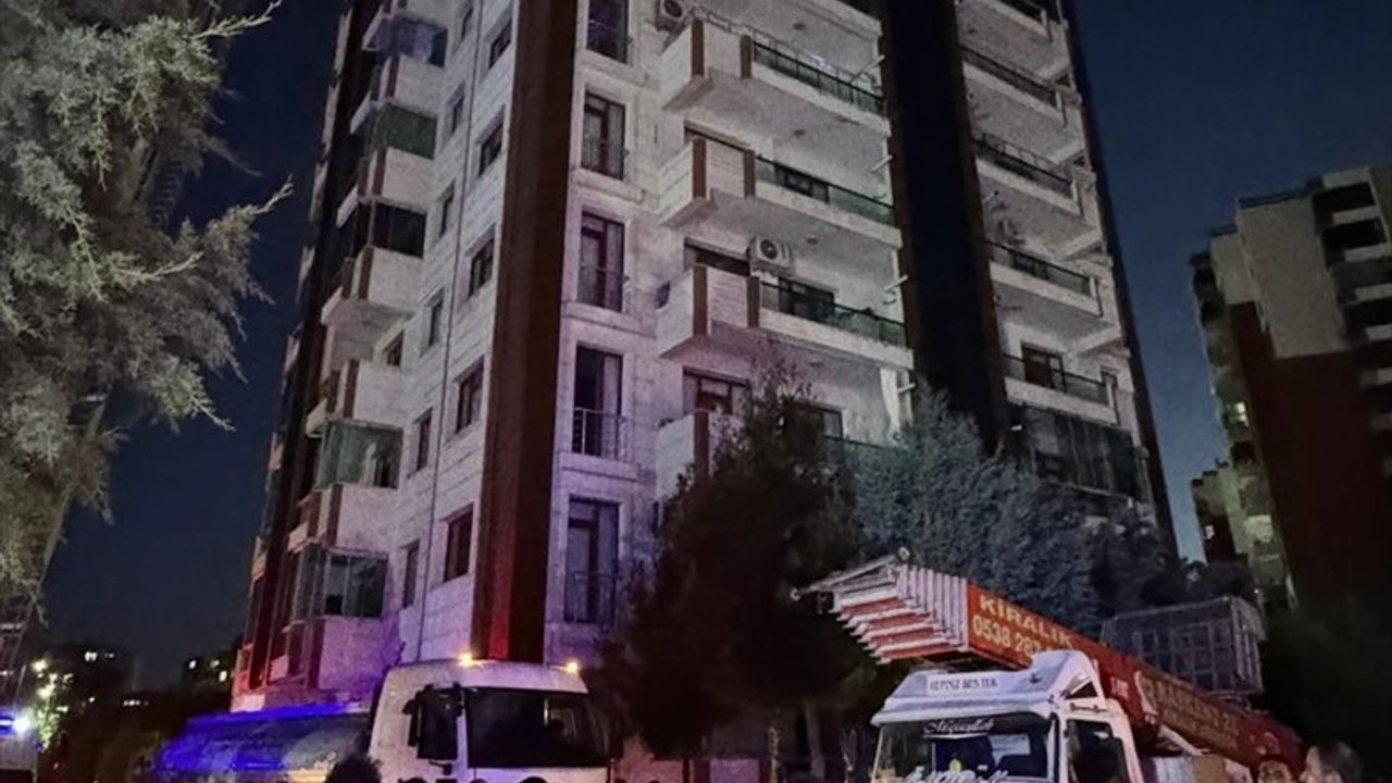 Diyarbakır'da 13 Katlı Binada Yangın Çıktı