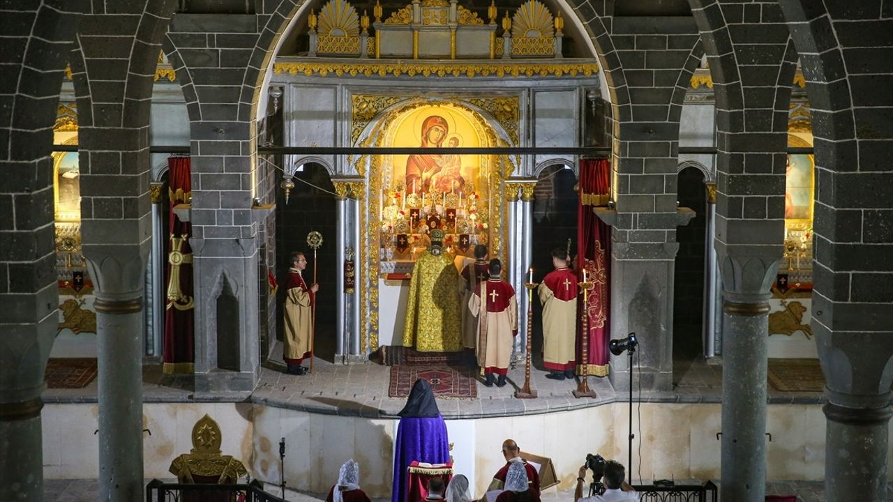 Diyarbakır'da Surp Giragos Kilisesi'nde İsim Günü Ayini Düzenlendi