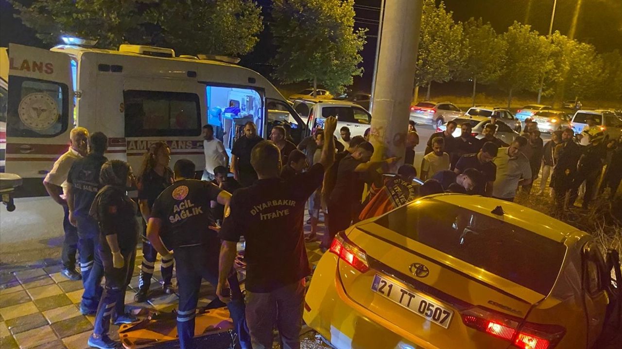 Diyarbakır'da Taksi Devrildi: İki Yaralı