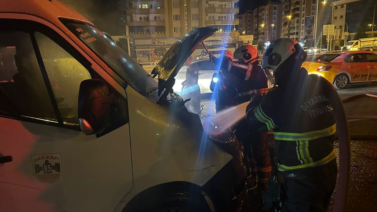 Diyarbakır'da Yolcu Minibüsünde Yangın Çıktı