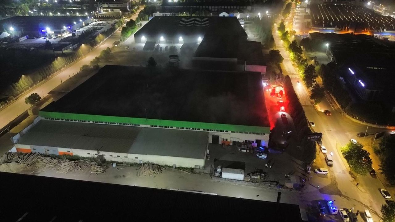 Düzce'de Mobilya Fabrikasında Yangın