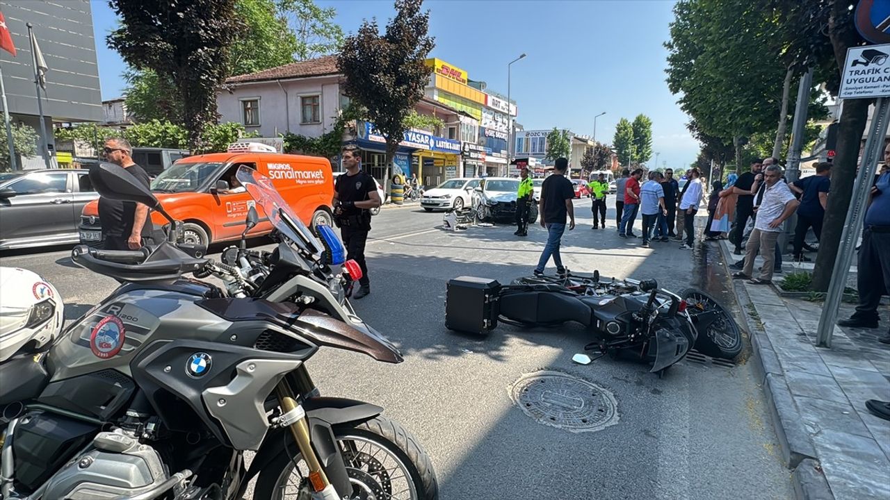 Düzce'de Polis Motosikletine Otomobil Çarptı