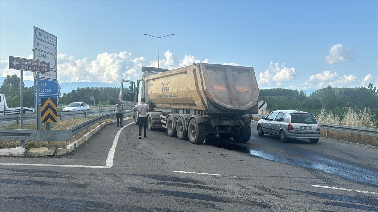 Düzce'de Tır Kazası: Sürücü Yaralanmadı