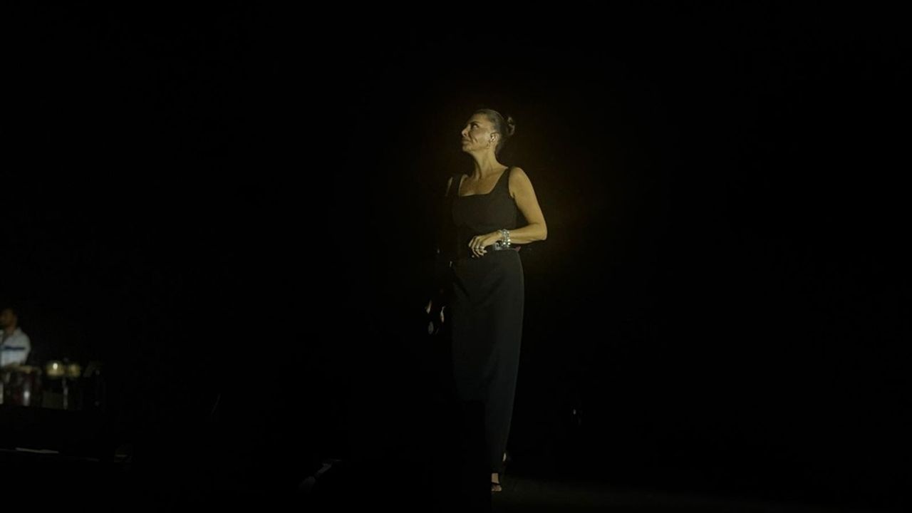 Ebru Yaşar Bursa'da Coşkulu Bir Konser Verdi
