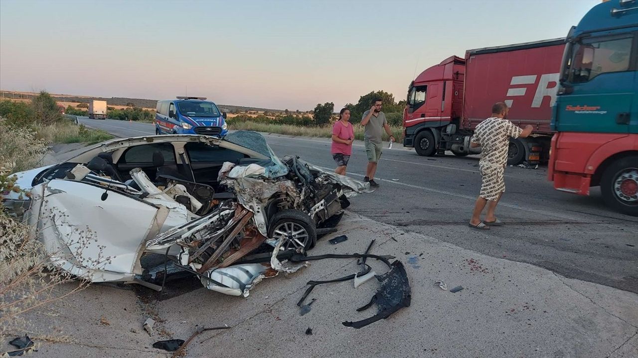 Edirne'de Tıra Çarpan Otomobilin Sürücüsü Ağır Yaralandı