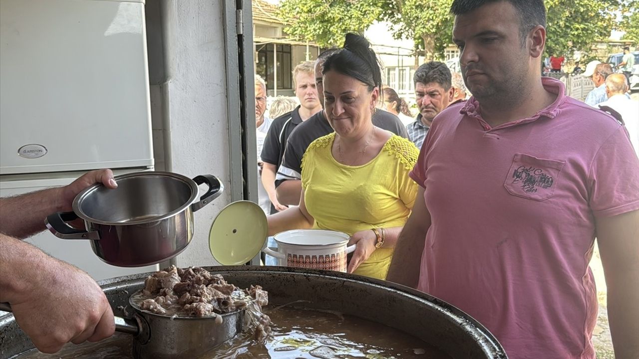 Edirne'nin Yağcılı Köyünde Kurban Eti İkramı Geleneği Devam Ediyor