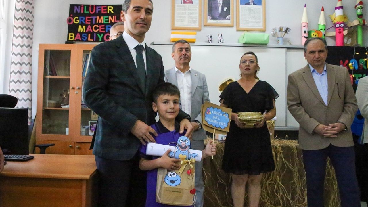 Ege Bölgesi'nde Öğrenciler Karnelerini Aldı