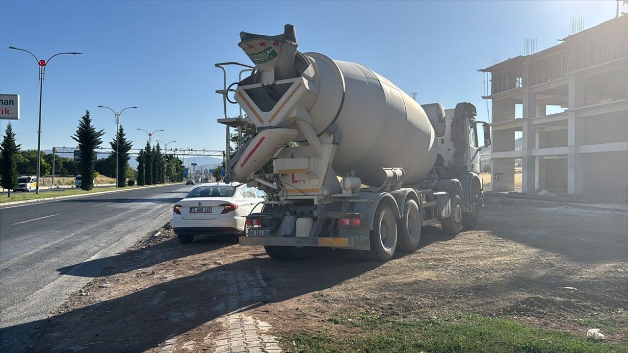 Elazığ'da Beton Mikseri ile Otomobil Çarpıştı: 4 Yaralı