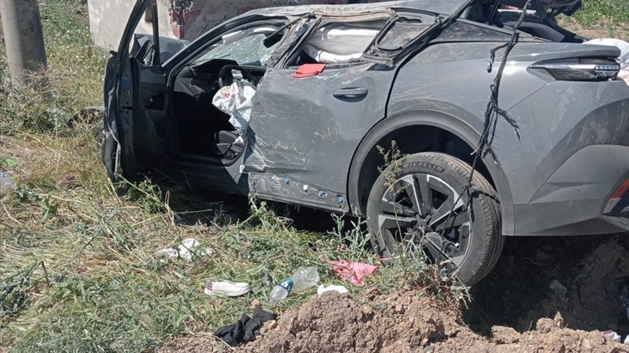 Elazığ'da Otomobil Şarampole Devrildi: 4 Yaralı
