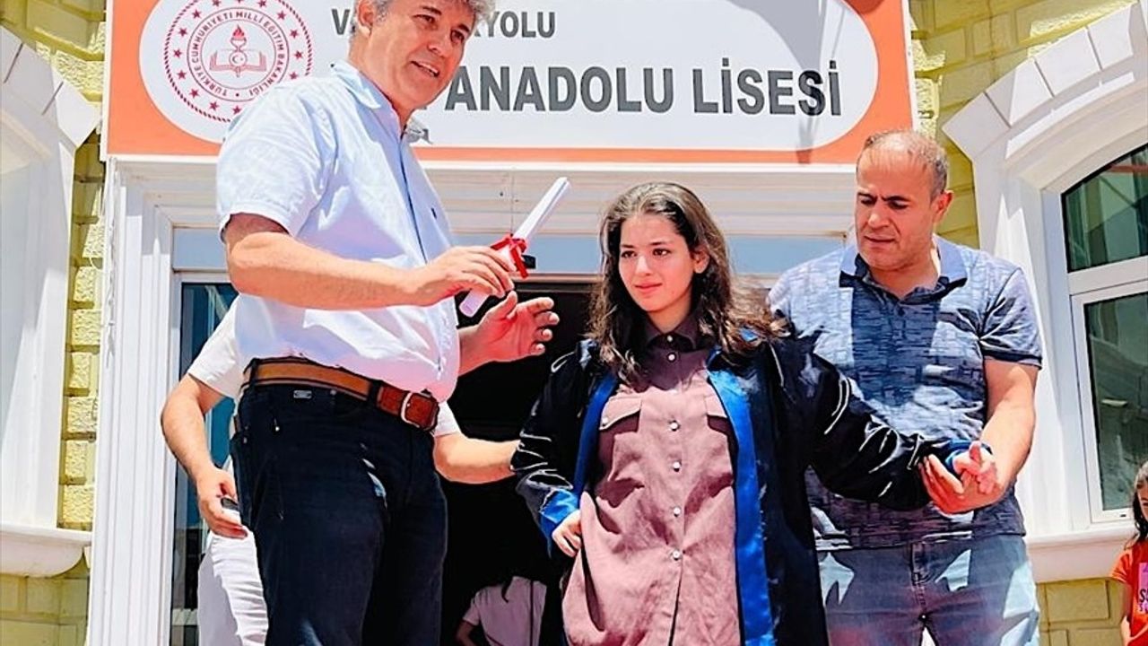 Elif Eylül Gültekin'in Mezuniyet Sevinci: Serebral Palsili Öğrenci Başarısıyla Göz Doldurdu
