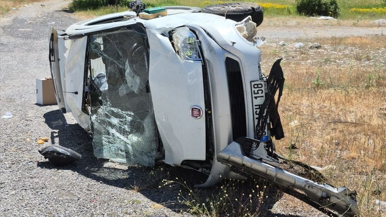 Erzincan'da Hafif Ticari Araç Devrildi: 4 Yaralı