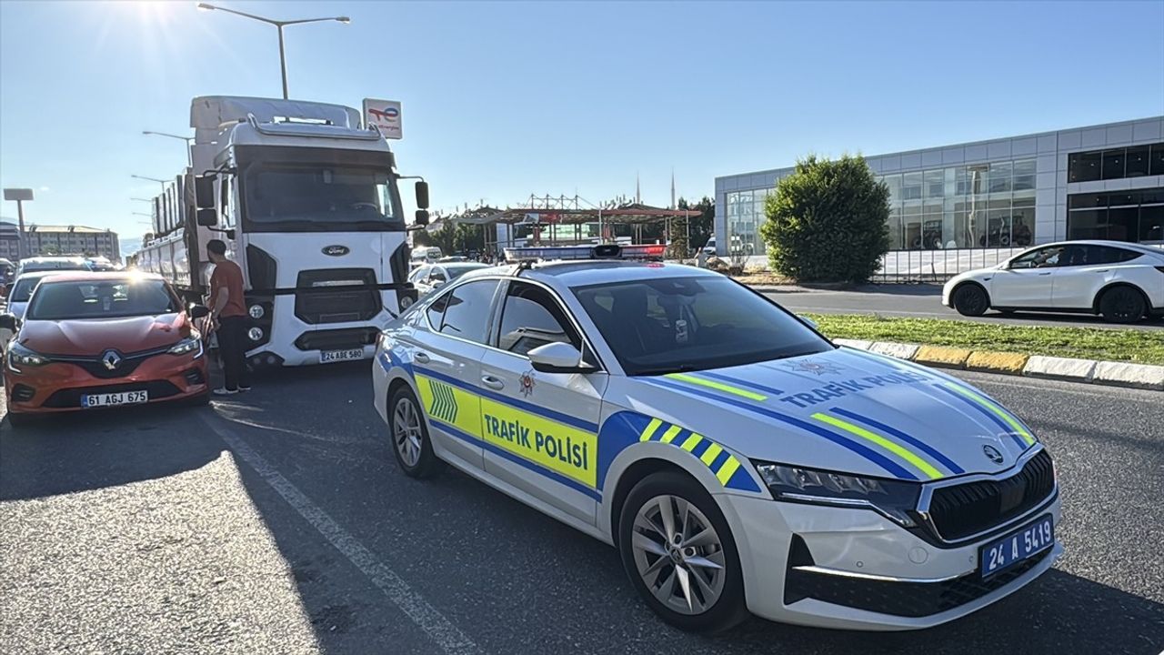 Erzincan'da Otobüs ve Tır Çarpıştı: 3 Yaralı