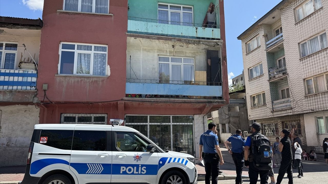 Erzurum'da Balkondan Düşen Bebek Ağır Yaralandı
