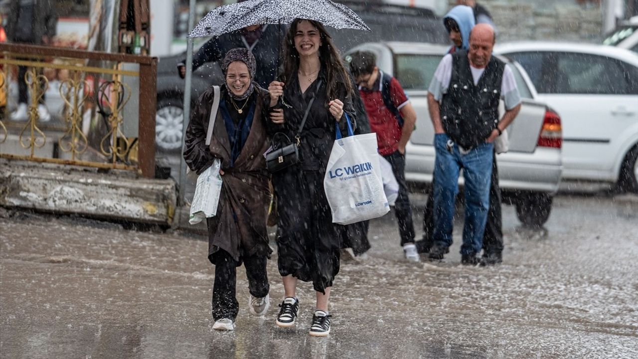 Erzurum'da Şiddetli Sağanak Hayatı Olumsuz Etkiledi