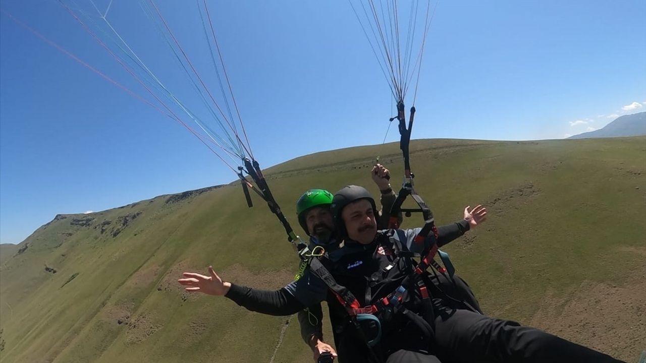 Erzurum Valisi Çiftçi Yamaç Paraşütü Deneyimini Yaşadı
