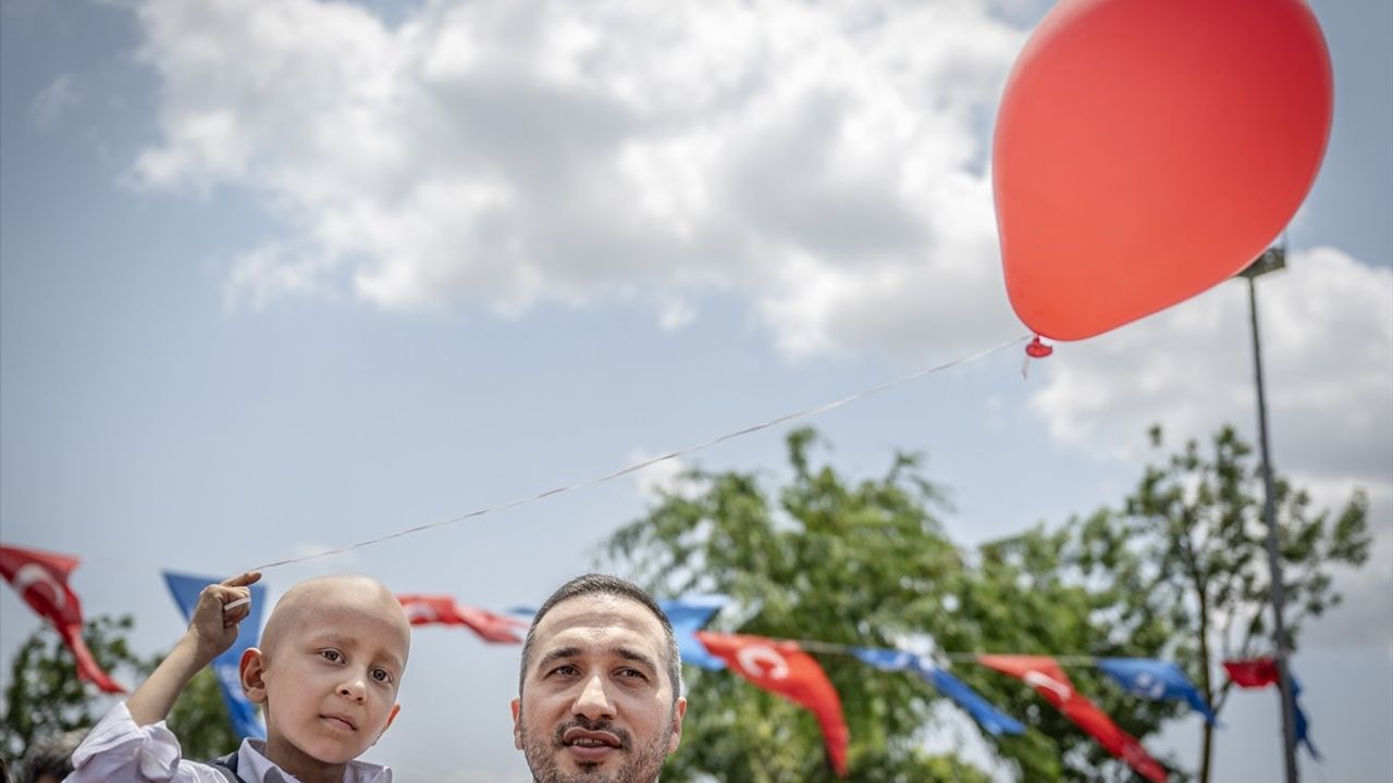Esenler'de Kanseri Yenen Çocuk İçin Balon Uçuruldu
