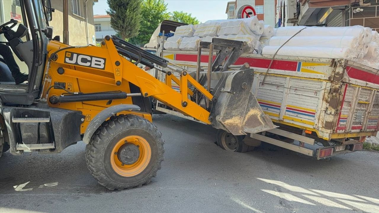 Esenler'de Lastiği Çukura Giren Kamyon Kurtarıldı