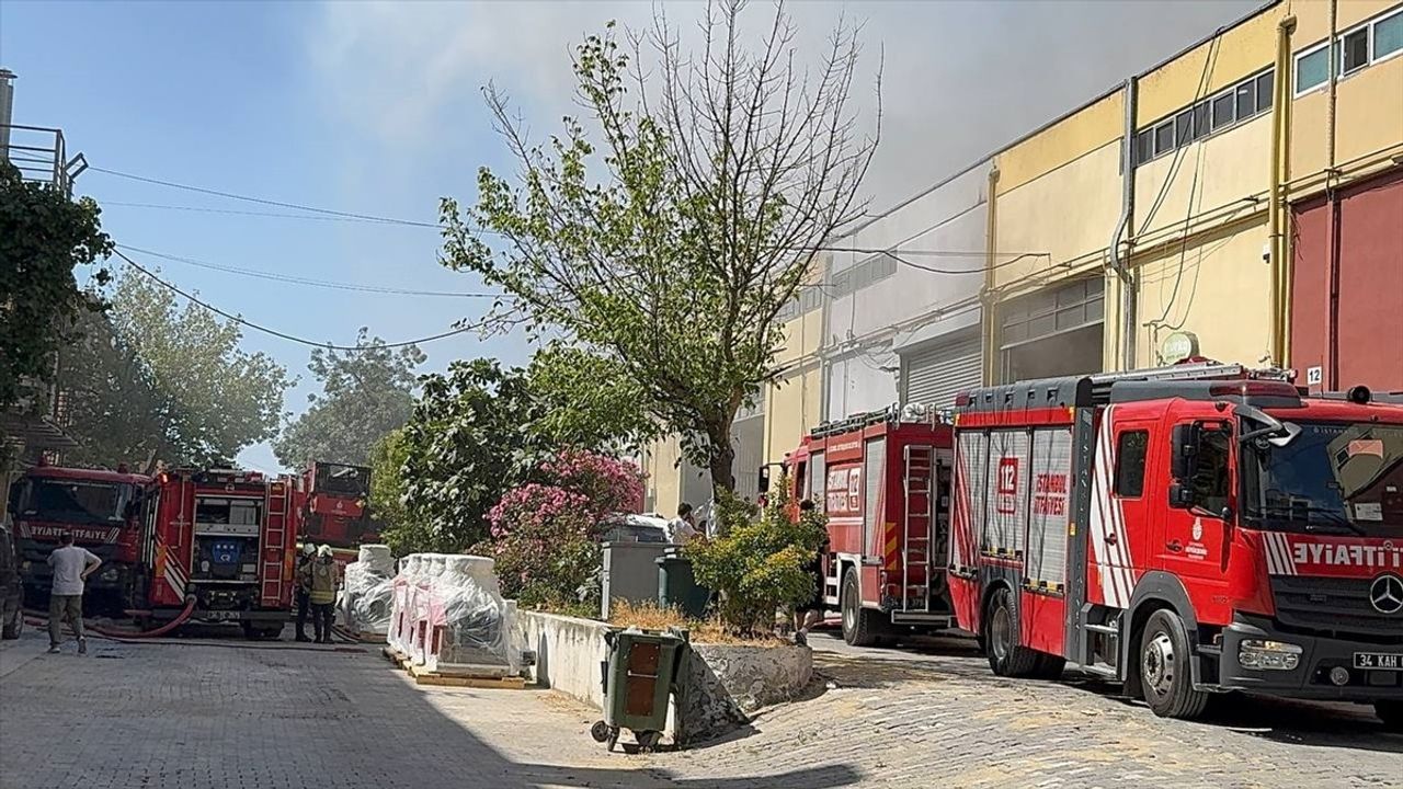 Esenyurt'ta Bebek Bezi Deposunda Yangın