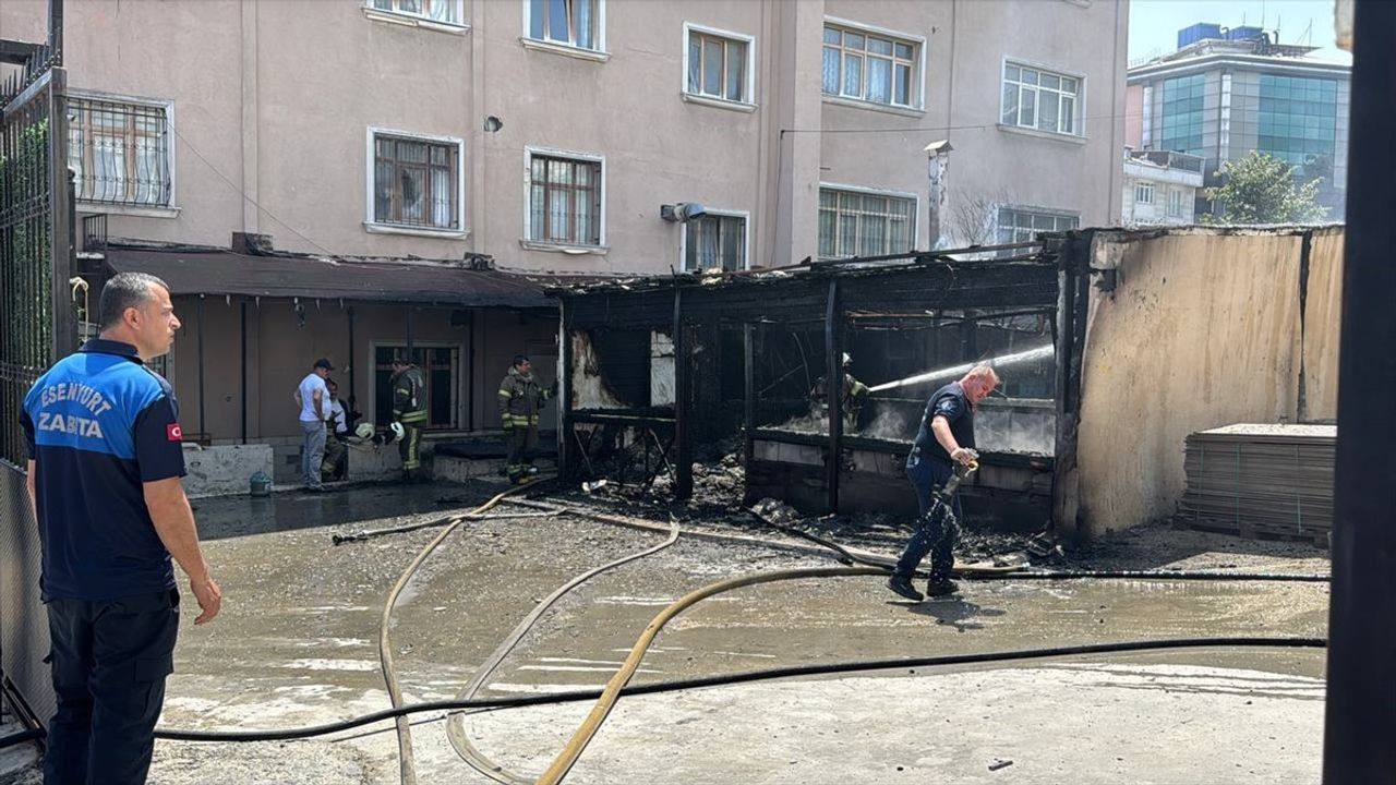 Esenyurt'ta Öğrenci Yurduna Ait Kulübe Yangını