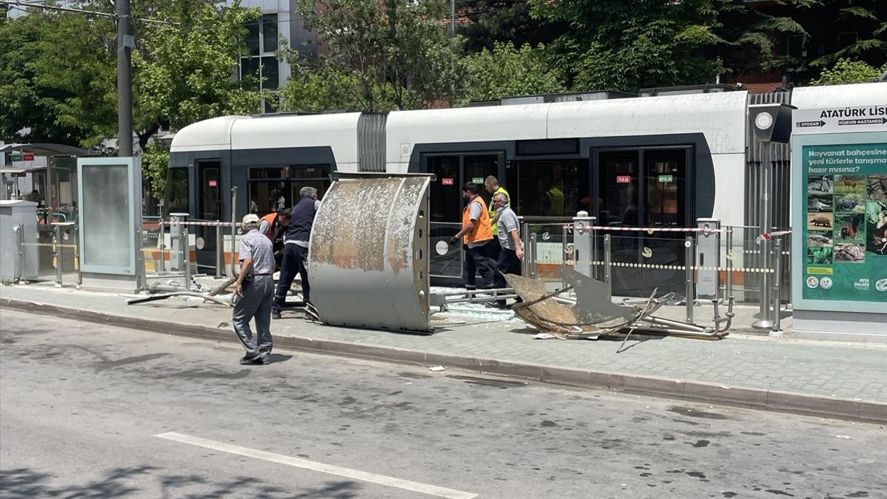 Eskişehir'de Otobüs Kazası: Tramvay Durağında Yaralı
