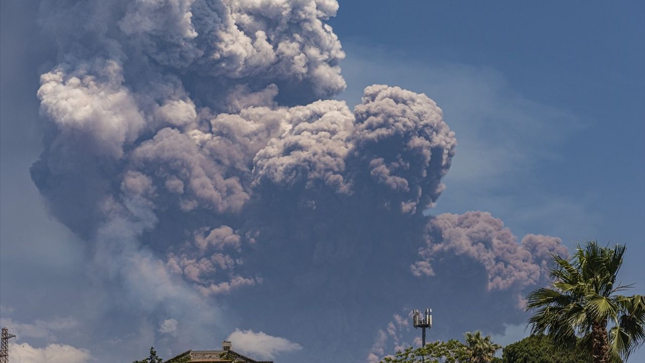 Etna Yanardağı'nda Güçlü Patlama: Kül ve Lav Püskürdü