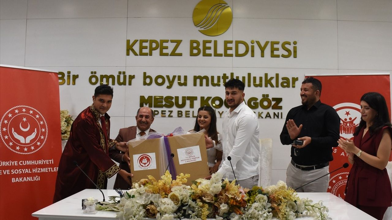 Evlenecek Gençlere Destek: Antalya'da Nikahlar Kıyıldı