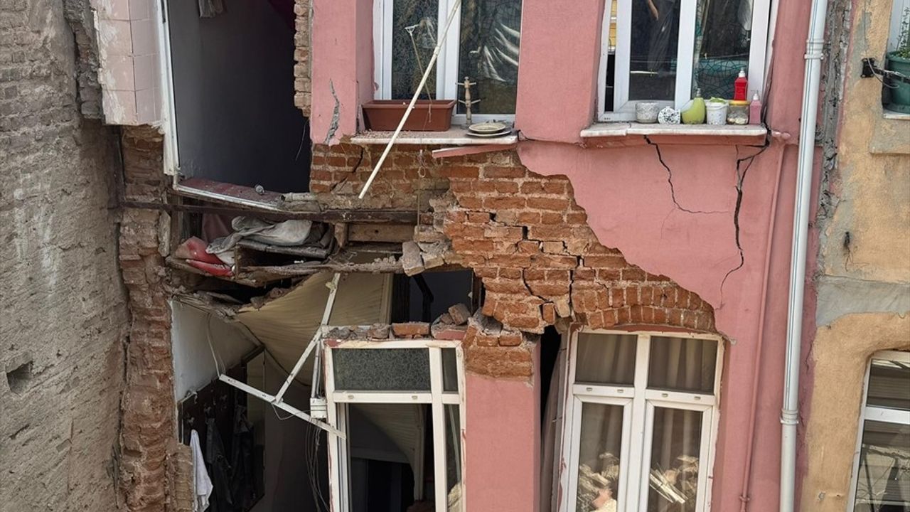 Fatih'te Binada Kısmi Çökme Olmuştu
