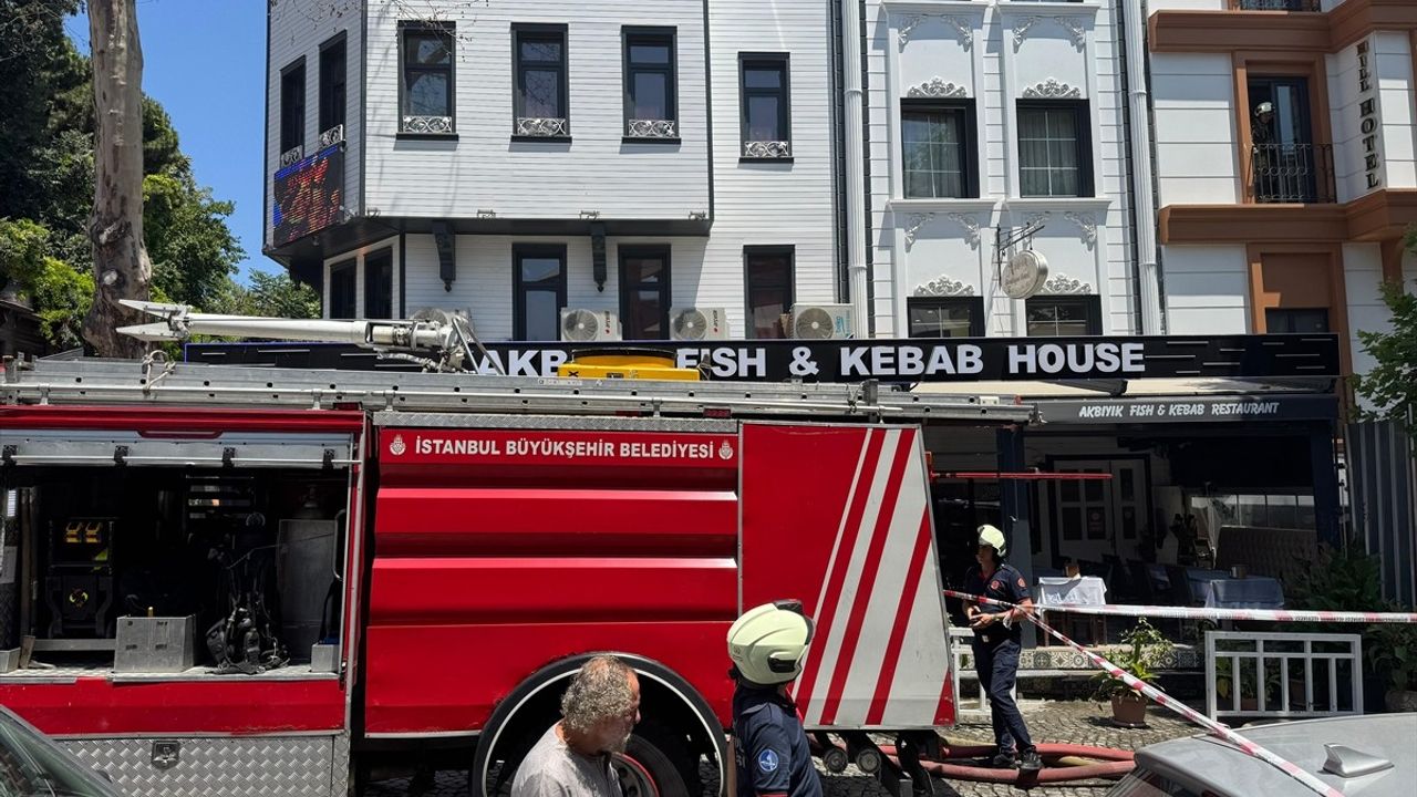 Fatih'te Otel Çatısında Yangın Çıktı