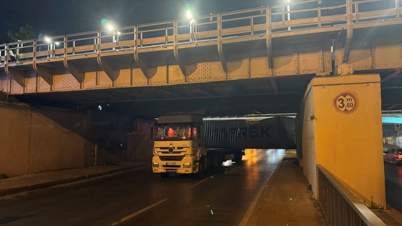 Fatih'te Tır Konteyneri Alt Geçide Takıldı