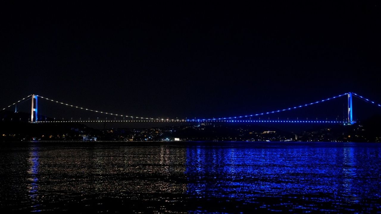 Fenerbahçe Beko'nun Şampiyonluğu İçin İstanbul'daki Köprüler Işıklandırıldı