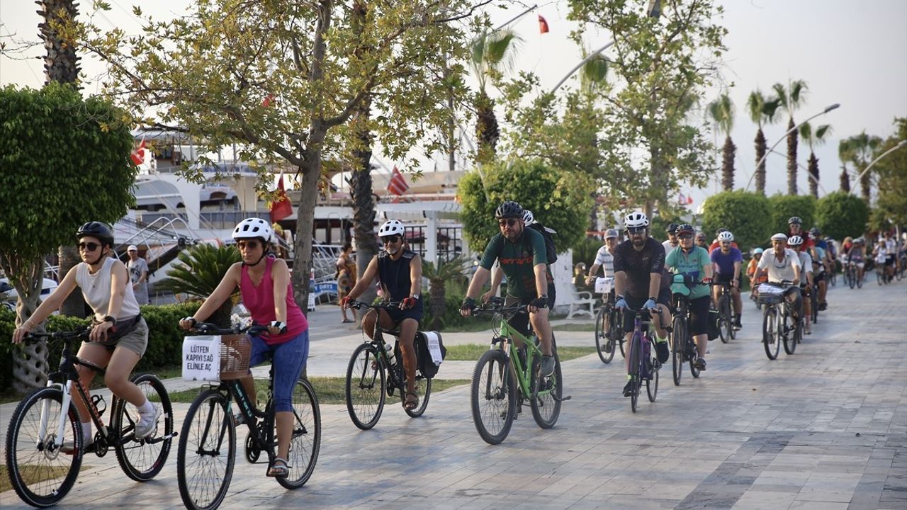 Fethiye'de Bisiklet Kazalarına Dikkat Çekmek İçin Sessiz Sürüş Etkinliği