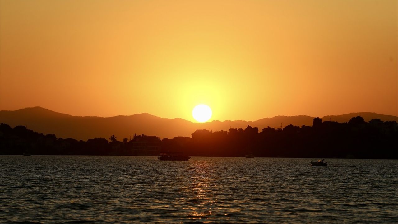 Fethiye Sahili Sıcaktan Kaçanları Ağırlıyor